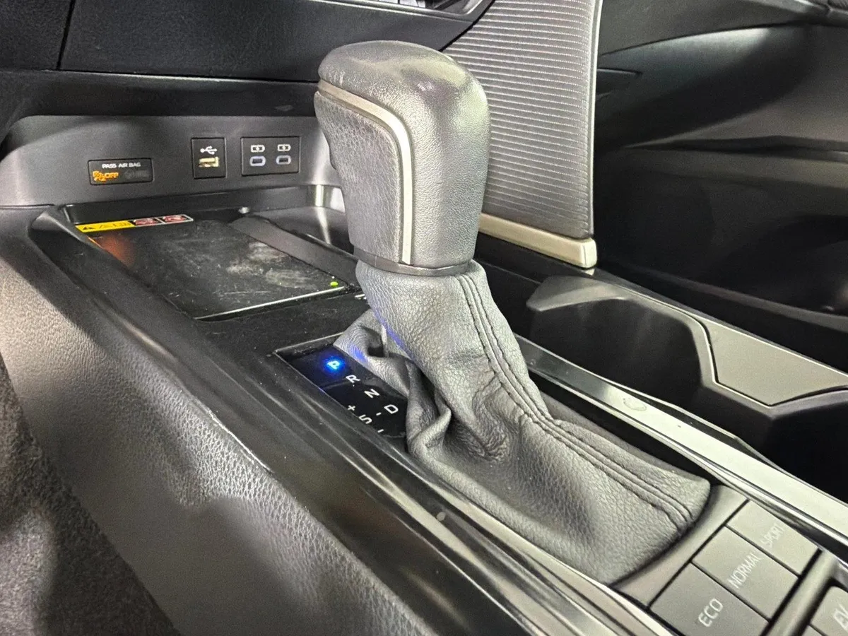 2025 Toyota Camry SE thumbnail 30