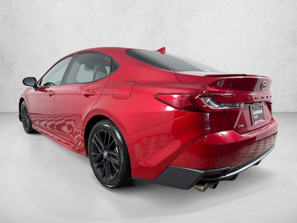 2025 Toyota Camry SE thumbnail 5