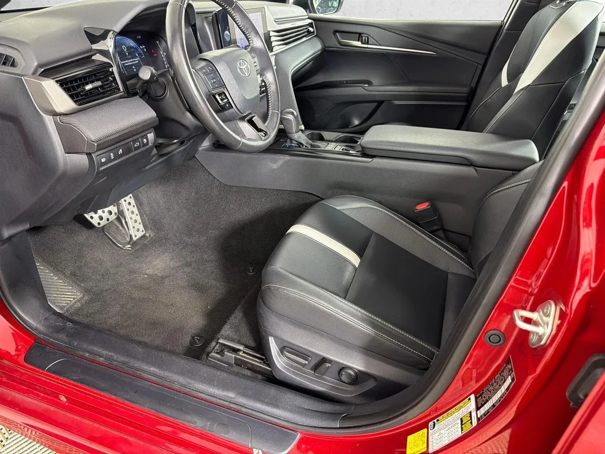 2025 Toyota Camry SE thumbnail 9