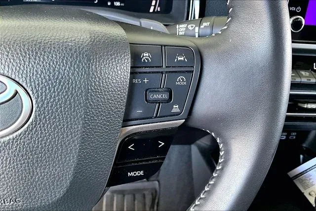 2025 Toyota Camry SE thumbnail 11