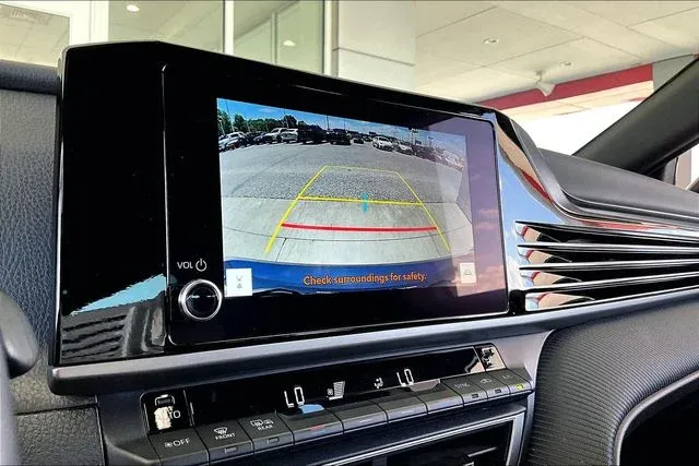 2025 Toyota Camry SE thumbnail 13