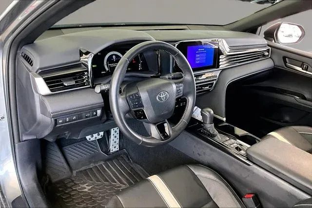 2025 Toyota Camry SE thumbnail 14