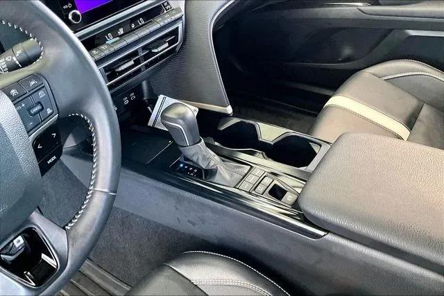 2025 Toyota Camry SE thumbnail 15