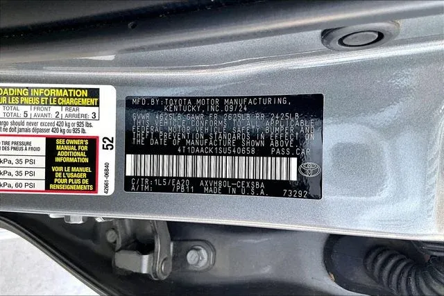 2025 Toyota Camry SE thumbnail 16