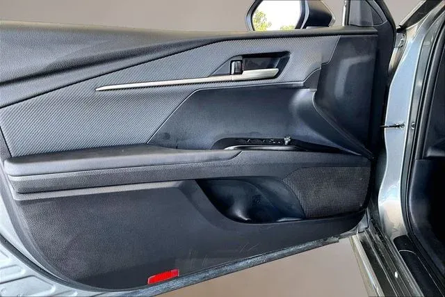 2025 Toyota Camry SE thumbnail 17