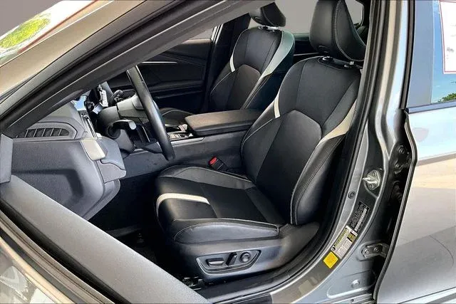 2025 Toyota Camry SE thumbnail 18