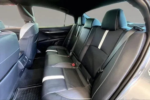 2025 Toyota Camry SE thumbnail 19