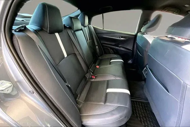 2025 Toyota Camry SE thumbnail 20
