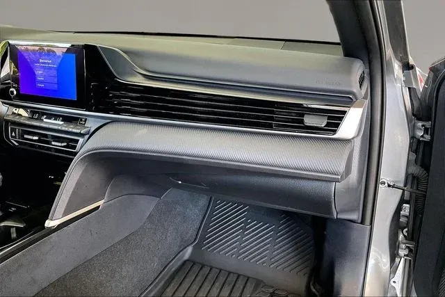 2025 Toyota Camry SE thumbnail 21