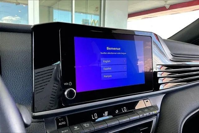 2025 Toyota Camry SE thumbnail 22