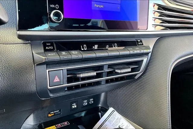 2025 Toyota Camry SE thumbnail 23