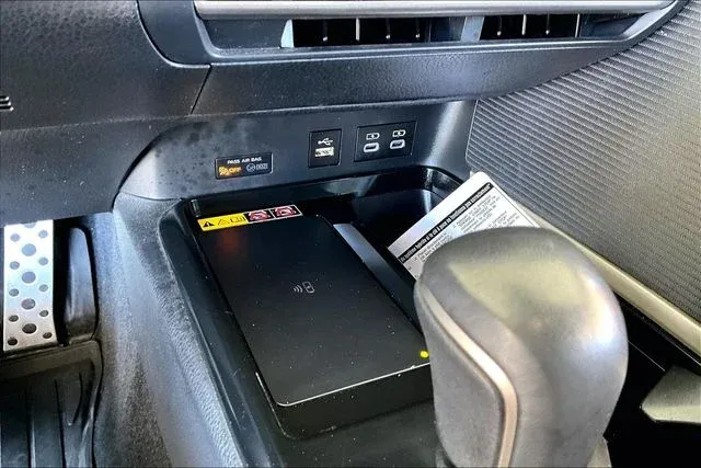 2025 Toyota Camry SE thumbnail 24