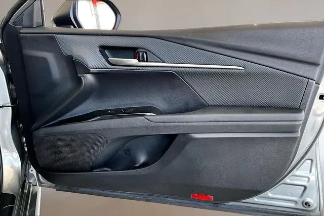 2025 Toyota Camry SE thumbnail 25