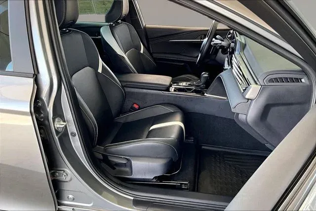 2025 Toyota Camry SE thumbnail 26