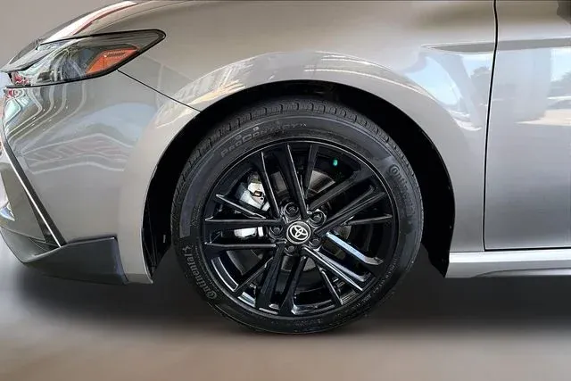 2025 Toyota Camry SE thumbnail 28