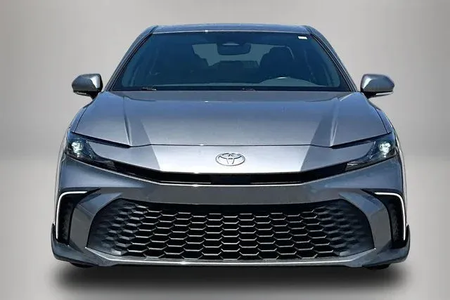 2025 Toyota Camry SE thumbnail 3