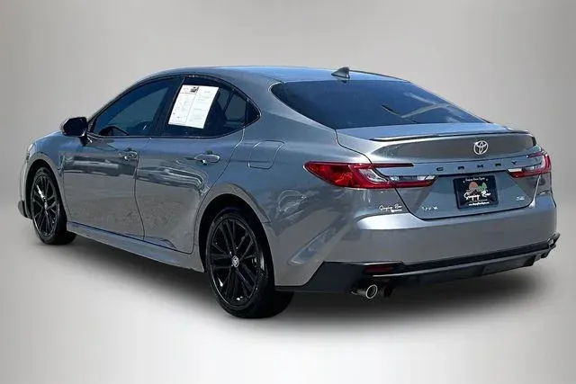 2025 Toyota Camry SE thumbnail 4