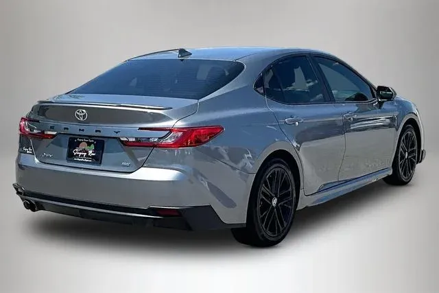 2025 Toyota Camry SE thumbnail 5