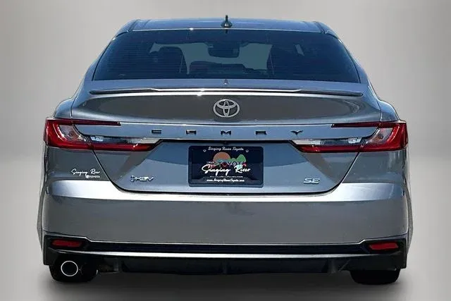 2025 Toyota Camry SE thumbnail 6