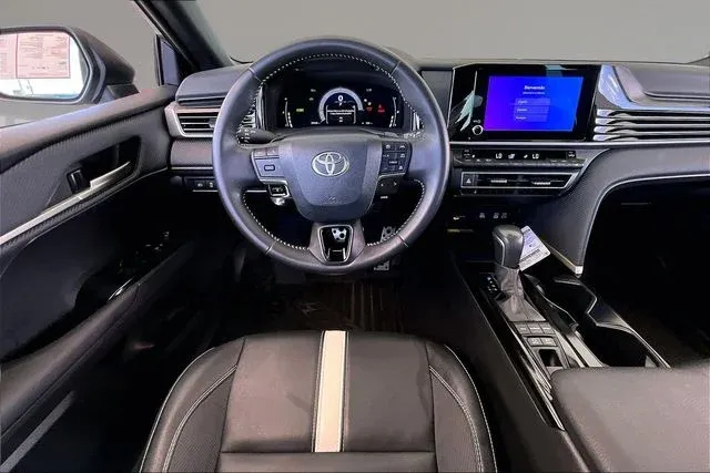 2025 Toyota Camry SE thumbnail 8