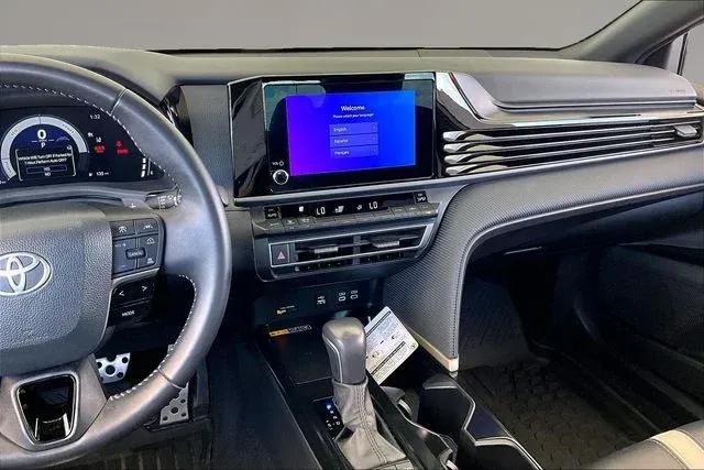 2025 Toyota Camry SE thumbnail 9