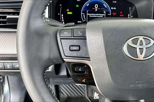 2025 Toyota Camry SE thumbnail 10