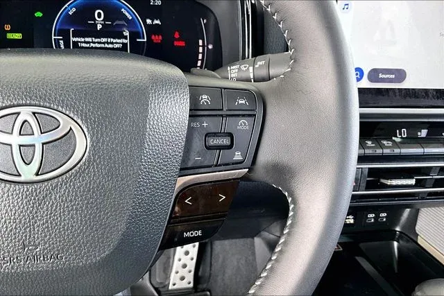 2025 Toyota Camry SE thumbnail 11