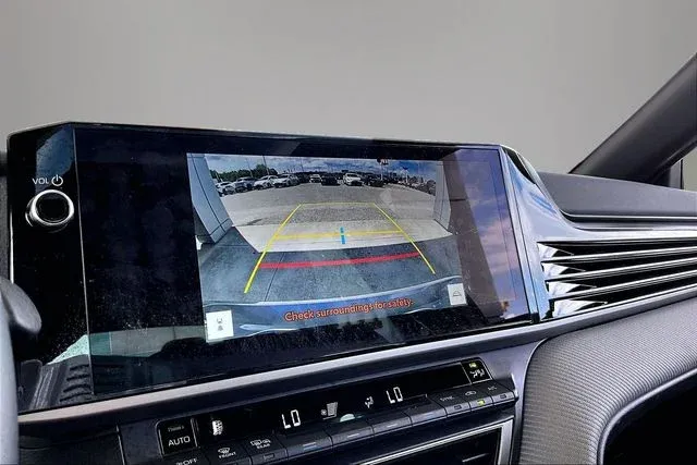 2025 Toyota Camry SE thumbnail 13
