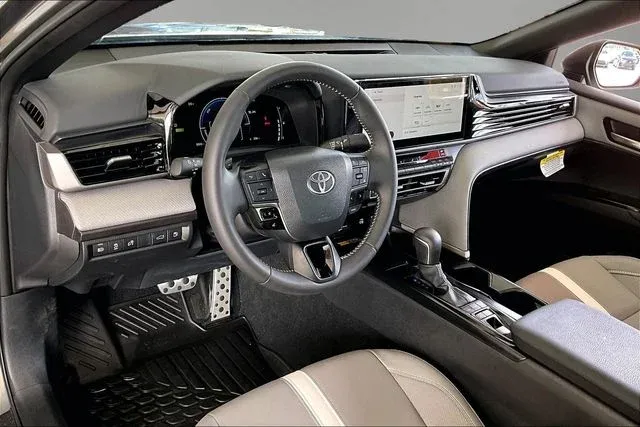 2025 Toyota Camry SE thumbnail 14