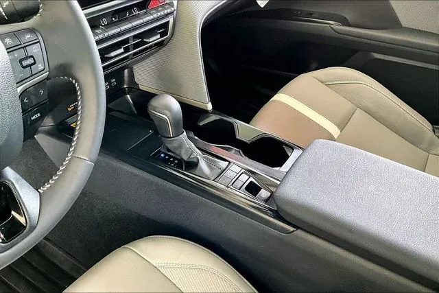 2025 Toyota Camry SE thumbnail 15