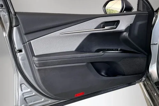 2025 Toyota Camry SE thumbnail 17