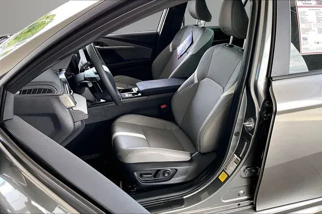 2025 Toyota Camry SE thumbnail 18