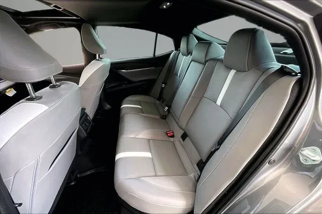 2025 Toyota Camry SE thumbnail 19