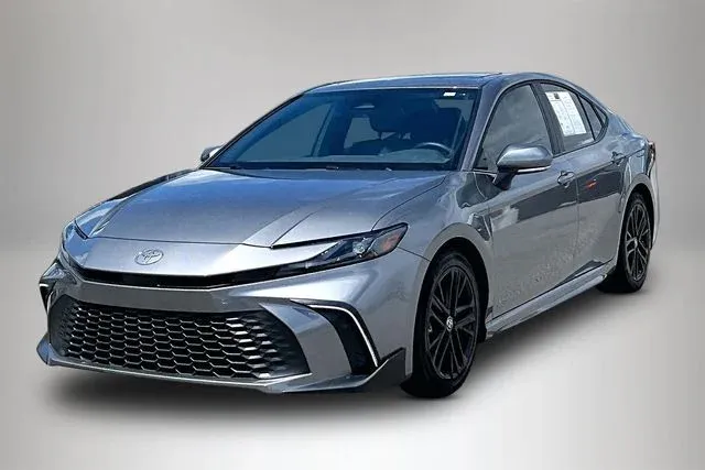 2025 Toyota Camry SE thumbnail 2