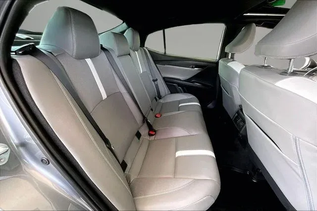 2025 Toyota Camry SE thumbnail 20