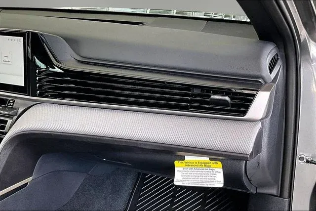 2025 Toyota Camry SE thumbnail 21