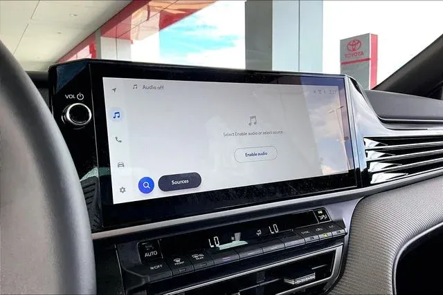 2025 Toyota Camry SE thumbnail 22