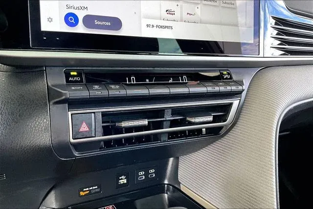 2025 Toyota Camry SE thumbnail 23