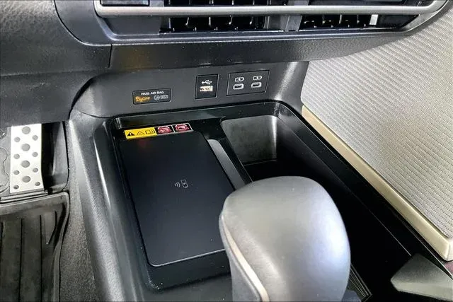 2025 Toyota Camry SE thumbnail 24