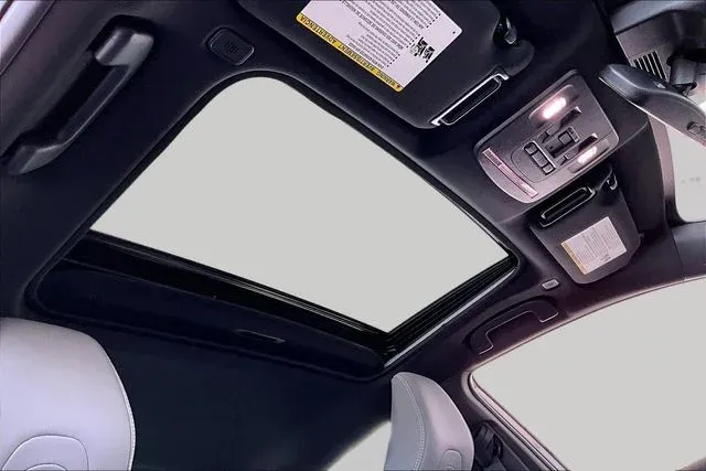 2025 Toyota Camry SE thumbnail 25