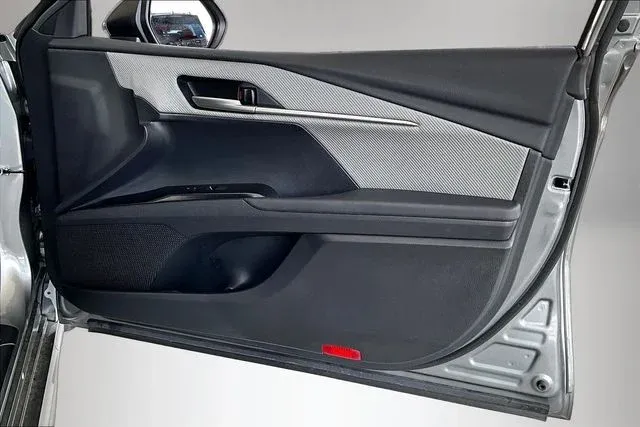 2025 Toyota Camry SE thumbnail 26