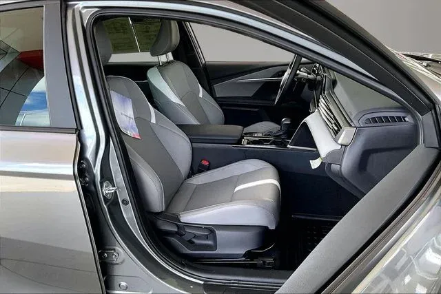 2025 Toyota Camry SE thumbnail 27