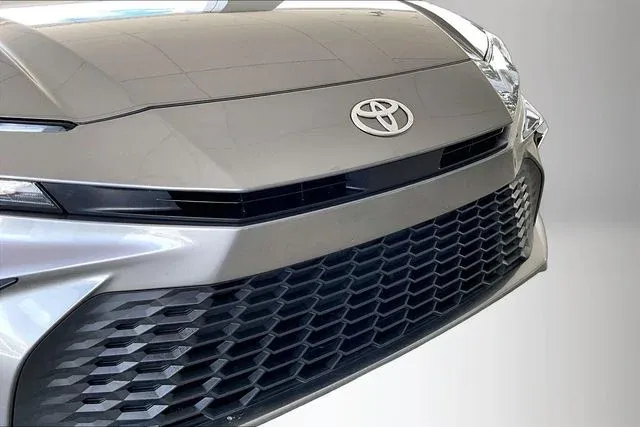 2025 Toyota Camry SE thumbnail 28