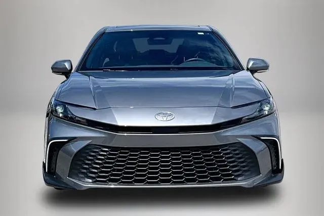 2025 Toyota Camry SE thumbnail 3