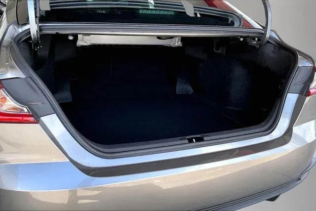 2025 Toyota Camry SE thumbnail 30