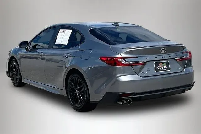 2025 Toyota Camry SE thumbnail 4