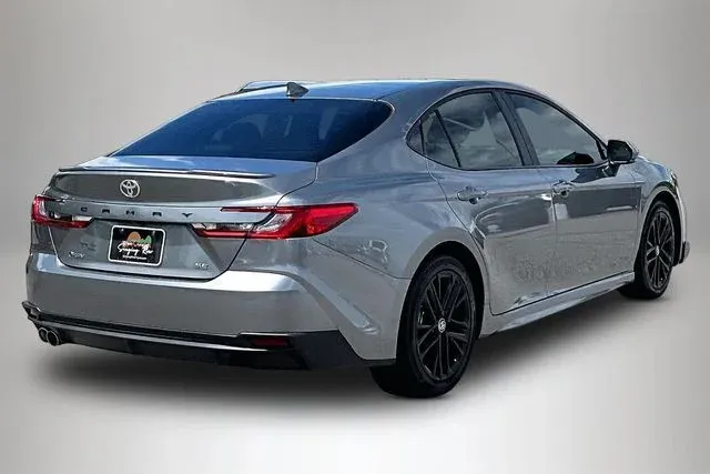 2025 Toyota Camry SE thumbnail 5