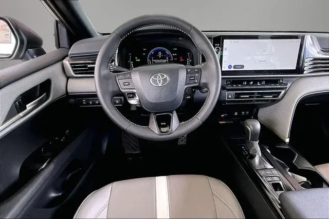 2025 Toyota Camry SE thumbnail 8