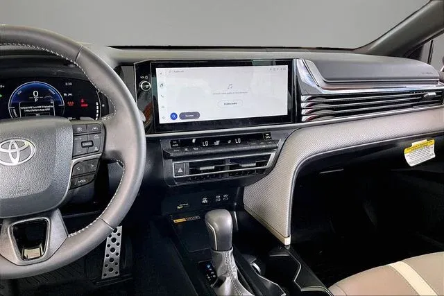 2025 Toyota Camry SE thumbnail 9