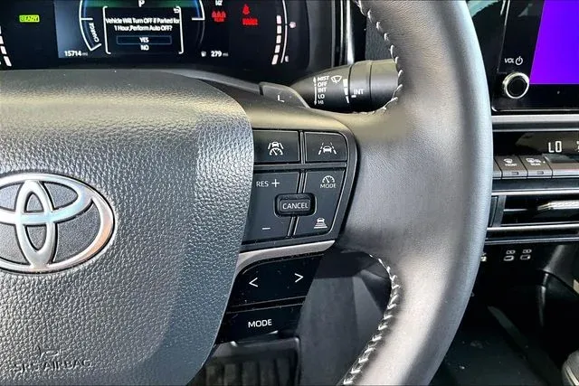 2025 Toyota Camry SE thumbnail 11